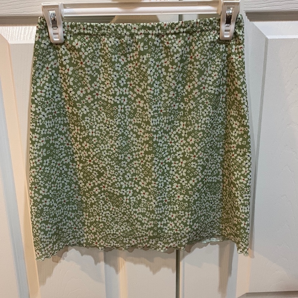 Cute skirt! Mid length. Can fit small or medium.